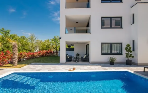 Luxuriöse Wohnung mit Garten und Swimmingpool, Bild 2