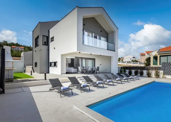 Moderne Villa mit Pool in der 1. Reihe zum Meer, Bild 2