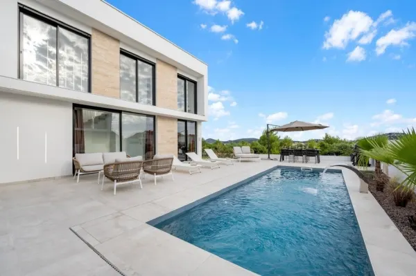Moderne Villa mit Swimmingpool und Meerblick, Bild 2