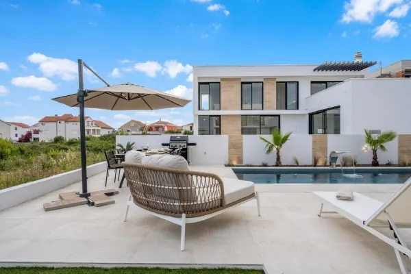 Moderne Villa mit Swimmingpool und Meerblick, Bild 3