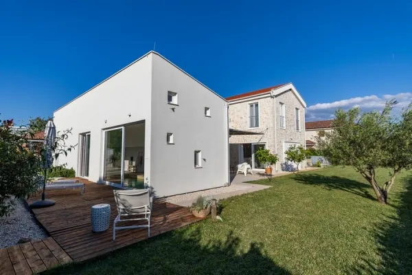 Moderne Villa mit mediterranen Elementen nahe dem Meer, Bild 2