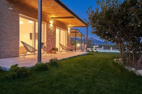 Moderne Villa mit Swimmingpool, Bild 2