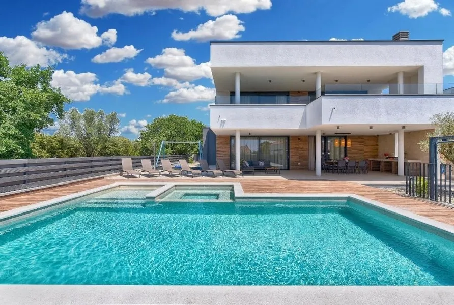Moderne Villa mit Pool und Blick auf das Meer bei Fazana, Region Pula