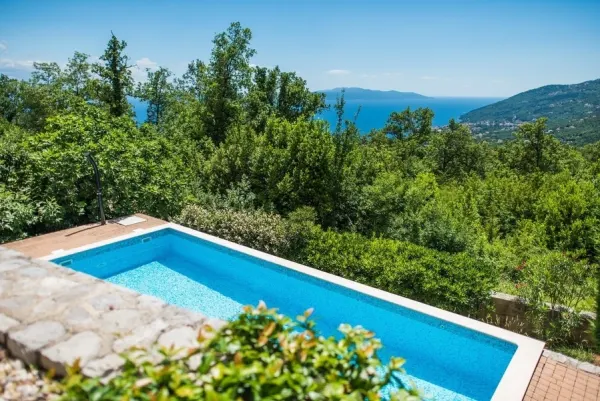 Mediterrane Villa mit Swimmingpool und Blick ins Grüne und auf das Meer, Bild 2