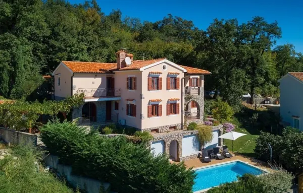 Mediterrane Villa mit Swimmingpool und Blick ins Grüne und auf das Meer, Bild 3