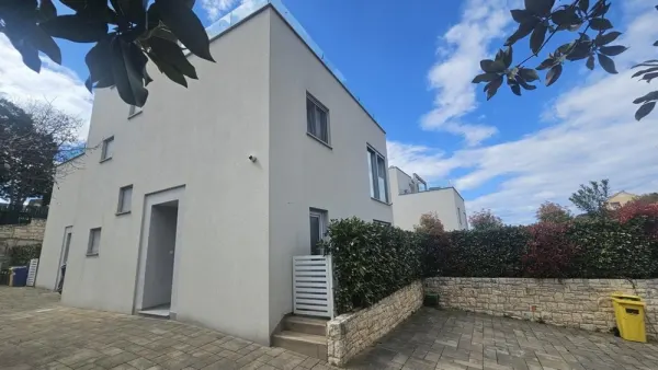 Dreistöckige Wohnung mit Pool, Garten und Dachterrasse, Bild 2