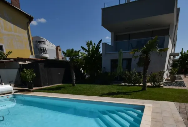 Moderne Villa mit vier Wohneinheiten in außergewöhnlicher Lage direkt am Yachthafen, Bild 2