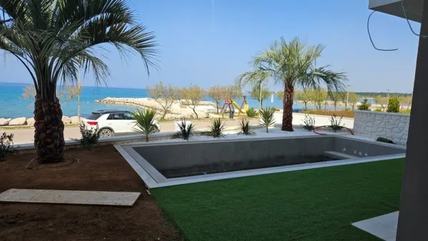 Exklusive Erdgeschosswohnung mit Garten und Pool - 1. Reihe zum Meer, Bild 2