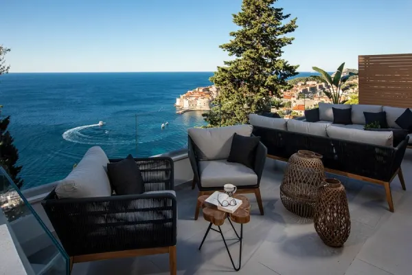 Luxusvilla in außergewöhnlicher Lage mit Blick auf die Altstadt und das Meer, Bild 2
