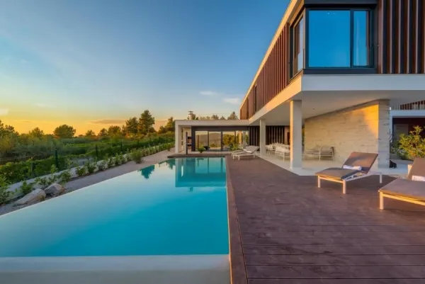 Moderne Villa mit Infinity-Pool und Panorama-Meerblick, Bild 2