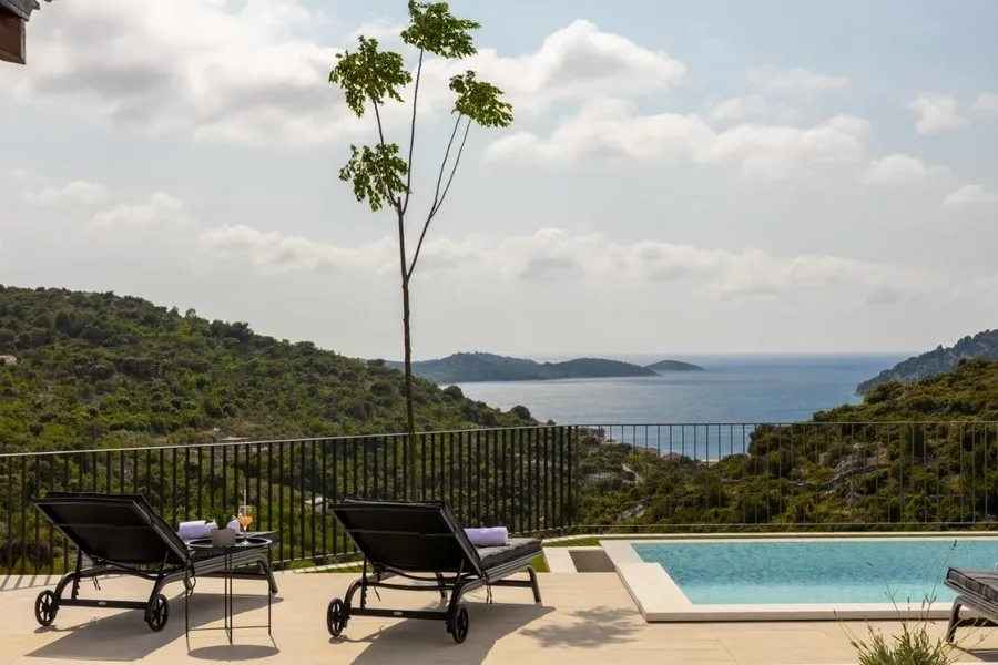 Mediterrane Villa mit Swimmingpool in traumhafter Lage nahe dem Meer