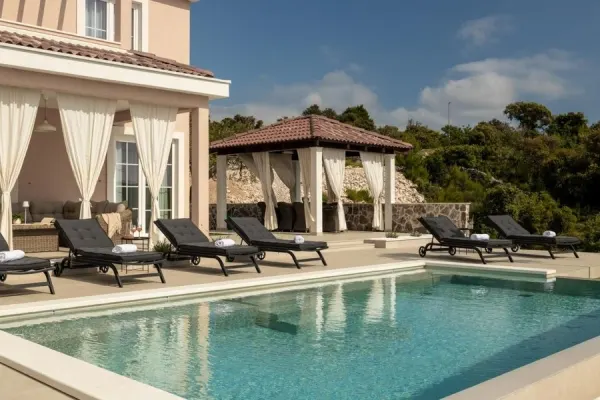 Mediterrane Villa mit Swimmingpool in traumhafter Lage nahe dem Meer, Bild 2
