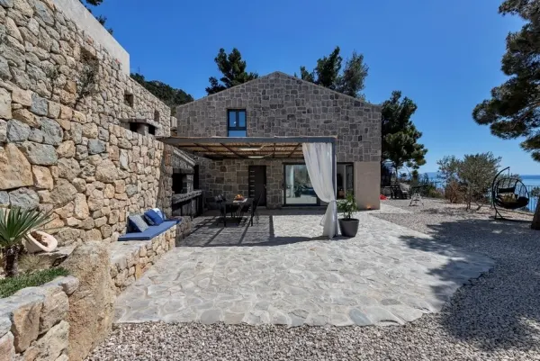 Moderne Steinvilla mit Swimmingpool und Meerblick, Bild 2