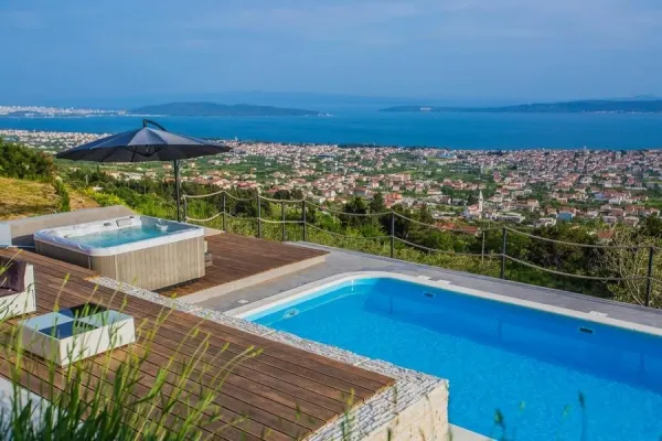 Moderne Luxusvilla mit Pool und Meerblick, Region Split, Bild 2