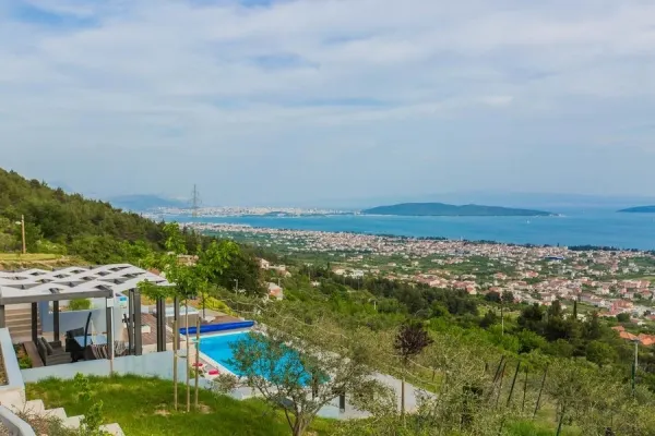 Moderne Luxusvilla mit Pool und Meerblick, Region Split, Bild 3