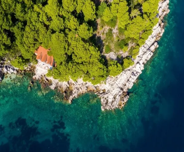 Mediterrane Villa in außergewöhnlicher Lage direkt am Wasser - zur Renovierung, Bild 2