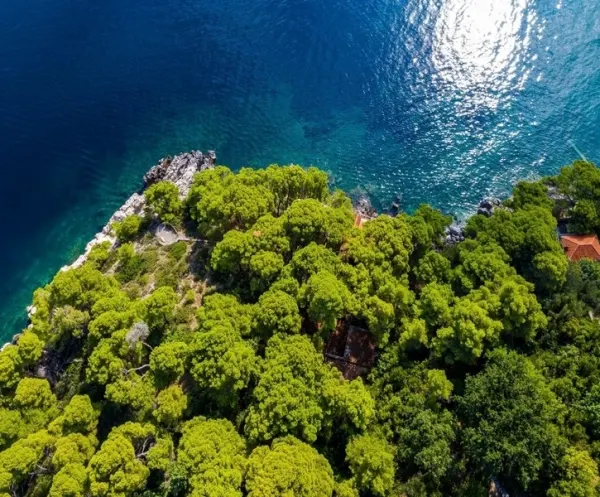 Mediterrane Villa in außergewöhnlicher Lage direkt am Wasser - zur Renovierung, Bild 3
