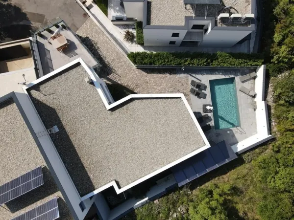 Moderne Villa mit Swimmingpool (2 Wohneinheiten), Bild 3