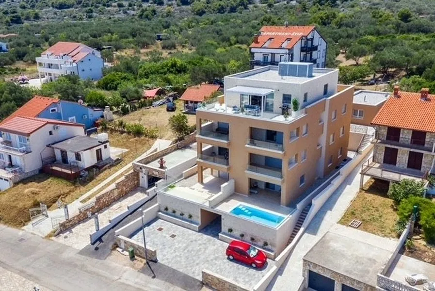 Modernes Appartement im Erdgeschoss mit Pool in der 1. Reihe zum Meer