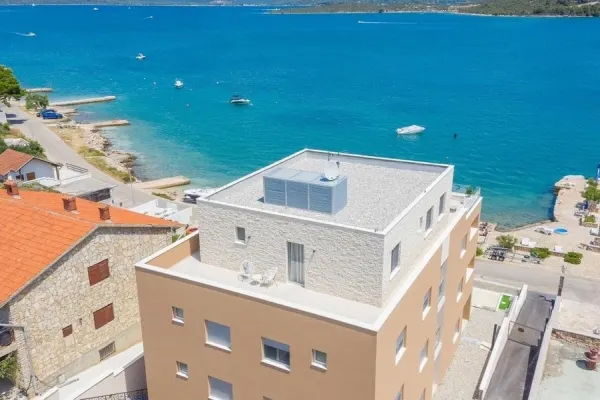 Modernes Appartement im Erdgeschoss mit Pool in der 1. Reihe zum Meer, Bild 2