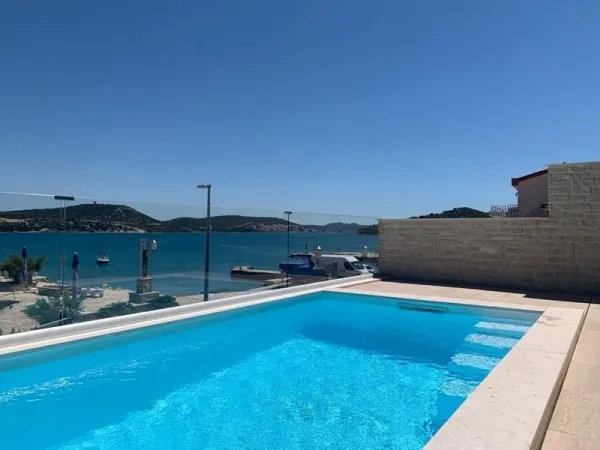 Modernes Appartement im Erdgeschoss mit Pool in der 1. Reihe zum Meer, Bild 3