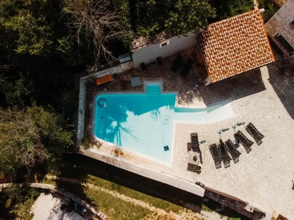 Barrierefreies Anwesen mit zwei Steinhäusern und Swimmingpool, Bild 2