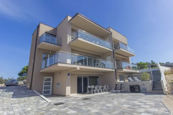 Villa mit 5 Appartements in außergewöhnlicher Lage mit Blick auf die Kornaten, Bild 2