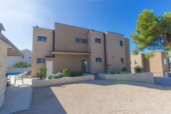 Villa mit 5 Appartements in außergewöhnlicher Lage mit Blick auf die Kornaten, Bild 3