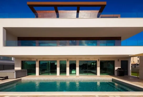 Moderne Luxusvilla mit Swimmingpool und Meerblick, Region Pula, Bild 2