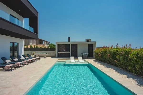Moderne Villa mit Pool und Dachterrasse, Bild 2