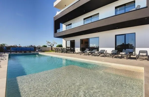 Moderne Villa mit Pool und Dachterrasse, Bild 3