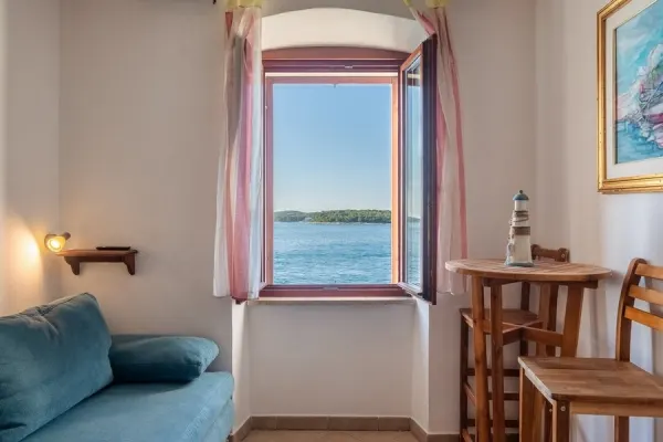 Wohnung in der 1. Reihe zum Meer im Stadtzentrum von Rovinj, Bild 2