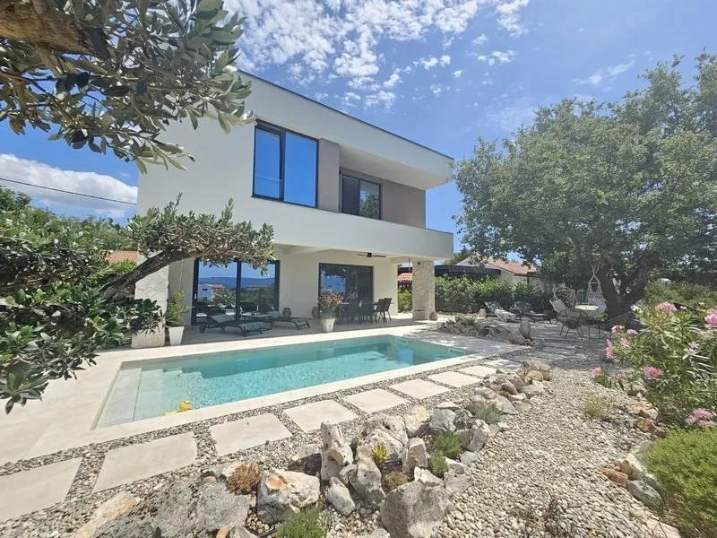 Moderne VIlla mit Pool in ruhiger Lage