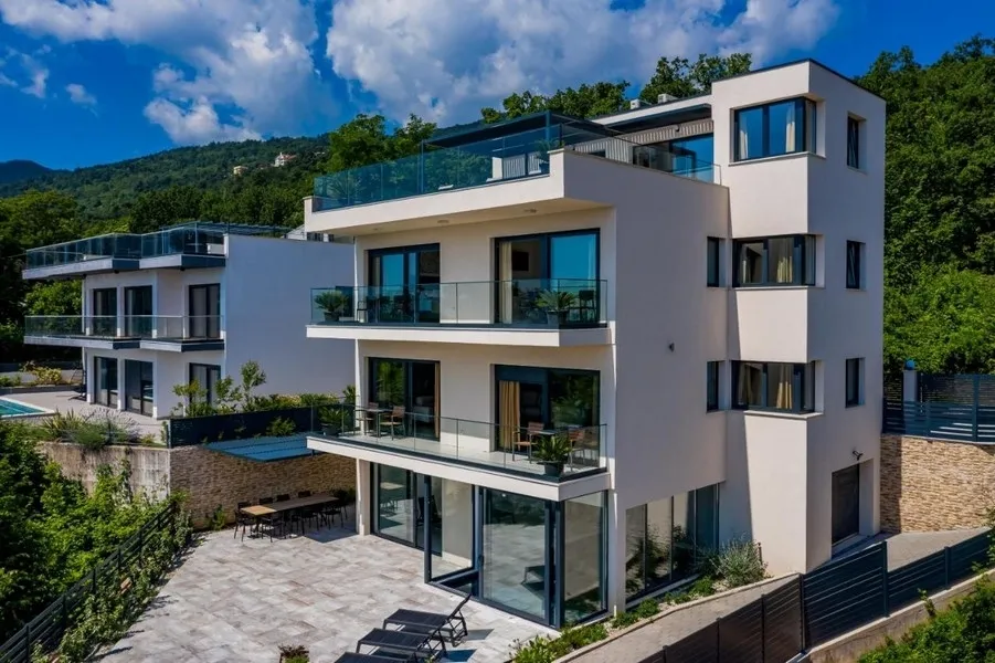 Moderne Luxusvilla mit Panorama-Meerblick und Indoor-Pool