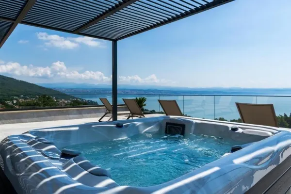 Moderne Luxusvilla mit Panorama-Meerblick und Indoor-Pool, Bild 2