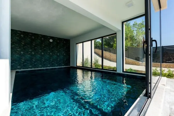 Moderne Luxusvilla mit Panorama-Meerblick und Indoor-Pool, Bild 3