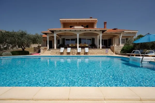 Mediterrane mit Swimmingpool nahe dem Meer, Bild 2