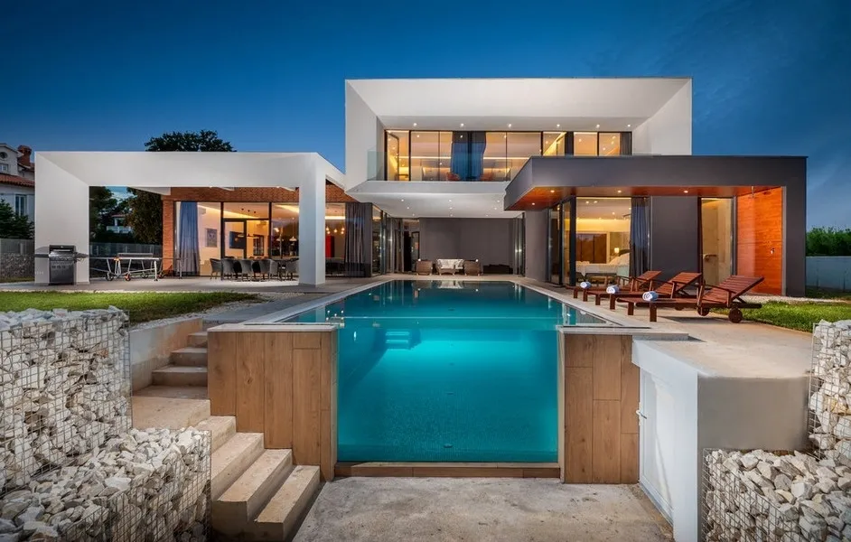 Moderne Luxusvilla mit Infinity-Pool nahe dem Meer