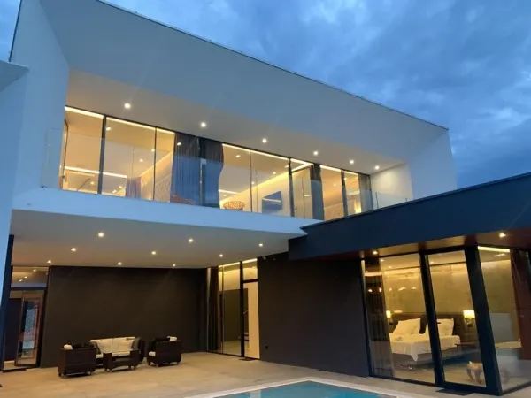 Moderne Luxusvilla mit Infinity-Pool nahe dem Meer, Bild 2