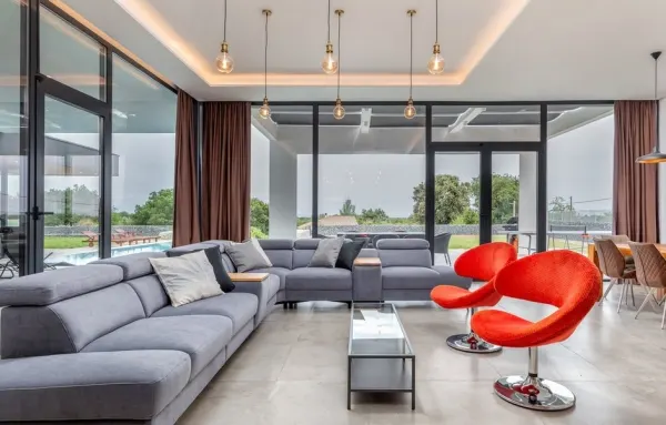 Moderne Luxusvilla mit Infinity-Pool nahe dem Meer, Bild 3