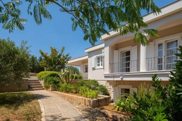 Villa mit Swimmingpool und Meerblick, Bild 2