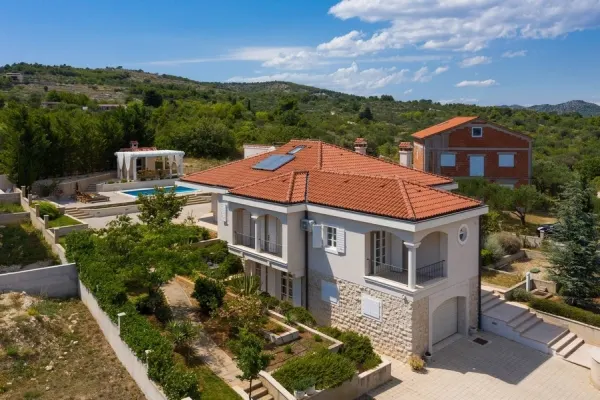 Villa mit Swimmingpool und Meerblick, Bild 3