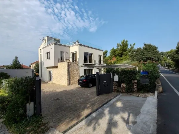 Moderne Villa mit Dachterrasse in Borik, Zadar, Bild 2