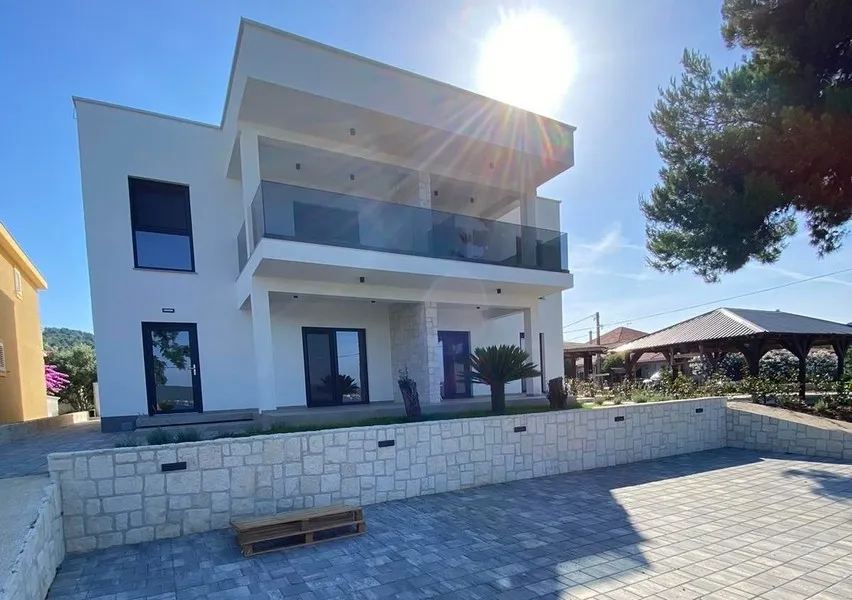Moderne Villa direkt am Meer, Insel Pasman