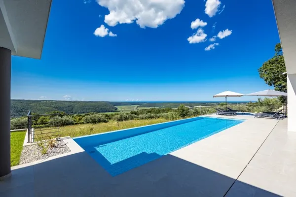 Luxusvilla mit Infinity-Pool und Meerblick in ruhiger Lage, Bild 3