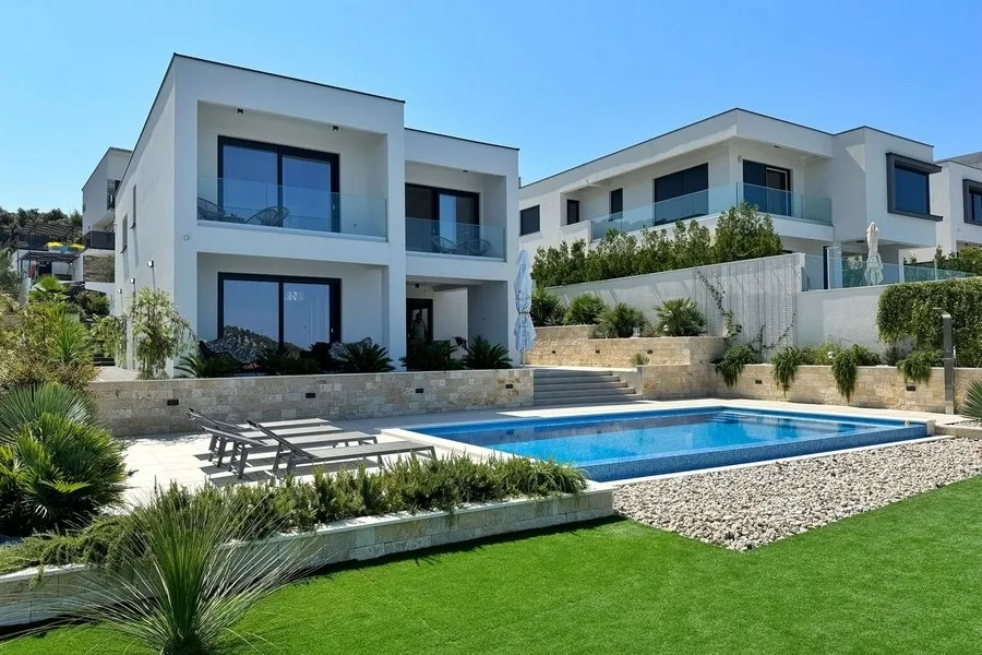 Moderne Villa mit Pool und Meerblick