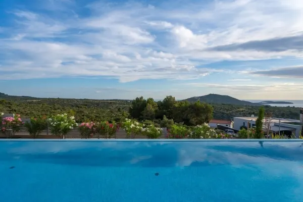 Moderne Villa mit Infinity-Pool und Panorama-Meerblick, Bild 2