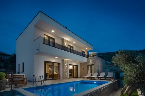 Moderne Villa mit Swimmingpool und Panoramablick auf Stadt und Meer, Bild 2