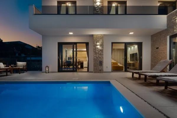 Moderne Villa mit Swimmingpool und Panoramablick auf Stadt und Meer, Bild 3