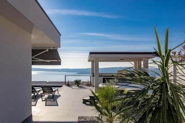 Moderne Villa mit Swimmingpool und Panorama-Meerblick, Bild 2